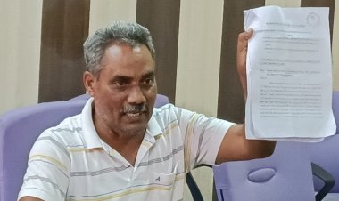 हमीरपुर जिला परिषद के बेटे की गिरफ्तारी का मामला: पिता ने पुलिस पर लगाए आरोप, कहा- राजनीतिक द्वेष में फंसाया जा रहा, घर से जबरन उठाकर ले गई पुलिस।