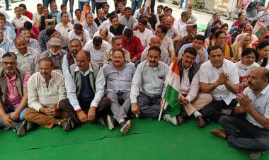 जिला स्तरीय संकल्प सत्याग्रह गांधी चौक हमीरपुर में, कांग्रेस के विधायक ,जिला अध्यक्ष , पदाधिकारी व कार्यकर्ता राहुल गांधी के समर्थन पर बैठे सत्याग्रह पर