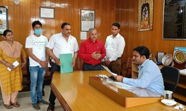 भारतीय मजदूर संघ हमीरपुर इकाई ने उपायुक्त के माध्यम से प्रधानमंत्री को भेजा ज्ञापन