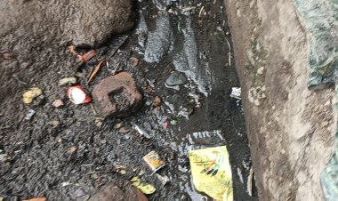 गंदगी से आ रहा बदबू से राहगीरों को होना पड़ रहा परेशान