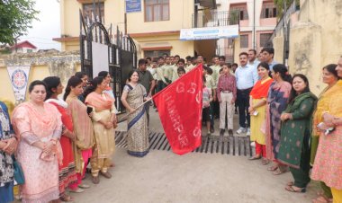 अभियान का शुभारंभ बाल स्कूल की प्रधानाचार्य नीना ठाकुर ने हरी झंडी दिखाकर किया रवाना