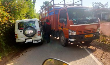 कथेड़ा में टेंपो और बोलेरो जीप की टक्कर