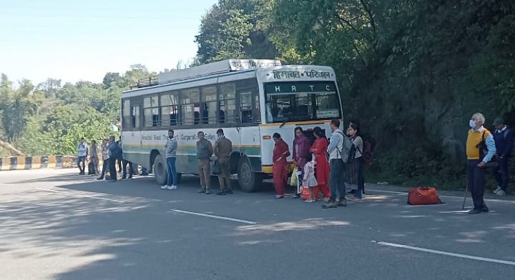सोलन डिपो की बस महज 4 किलोमीटर चलने के बाद हांफी