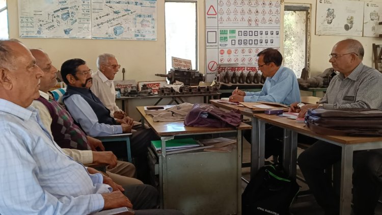 कर्मचारियों ने सरकार से रिवाईज पेंशन देने की मांग की