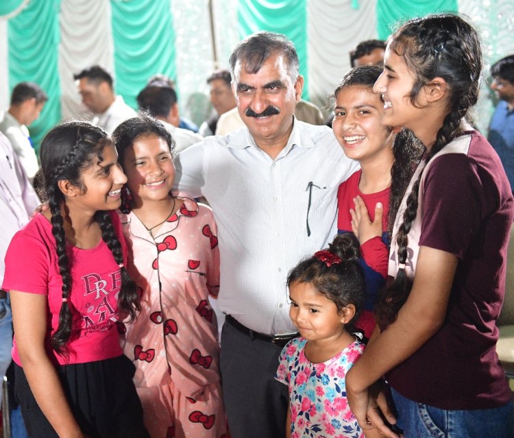नादौन प्रवास में बच्चों के साथ नजर आया मुख्यमंत्री का विशेष लगाव, ‘सुक्खू सर’ से मिलने दूर गांव से पहुंचे बच्चे