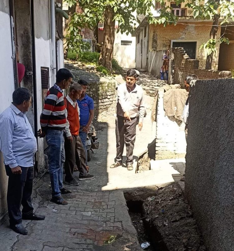 गर्मियां शुरू होने से पहले ही नगर परिषद के अध्यक्ष ने ठेकेदारों को दिए निर्देश गंदगी डालने बाले लोगों पर नगर परिषद डालेगी जुर्माना