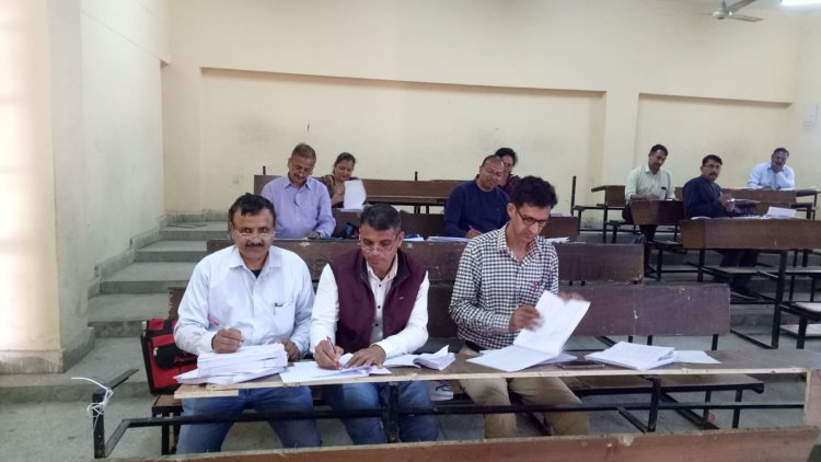राजकीय वरिष्ठ माध्यमिक पाठशाल बाल हमीरपुर में उत्तर पुस्तिकाओं के मूल्यांकन का कार्य शुरू