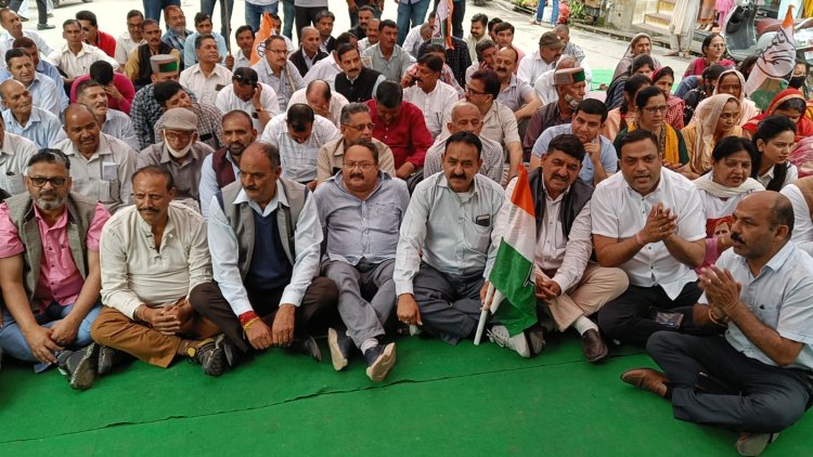 जिला स्तरीय संकल्प सत्याग्रह गांधी चौक हमीरपुर में, कांग्रेस के विधायक ,जिला अध्यक्ष , पदाधिकारी व कार्यकर्ता राहुल गांधी के समर्थन पर बैठे सत्याग्रह पर