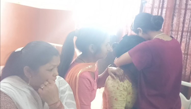 एचआरटीसी बस का दरवाजा खुलने से नीचे गिरी नेपाली युवती , मौत