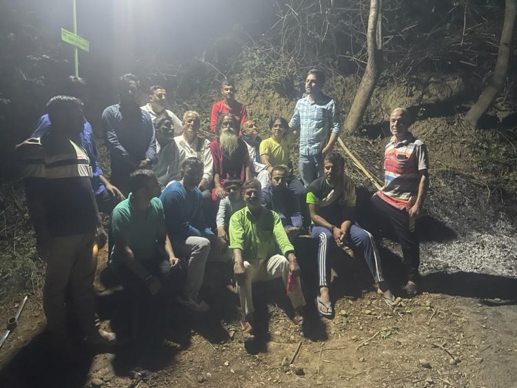 युवा कला मंडल भ्याड़ ने ब्रम्हलीन बाबा काली दास की वर्षी के उपल्क्ष पर लगाई 8वां बैंच और 6वीं सोलर लाइट