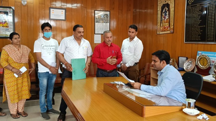 भारतीय मजदूर संघ हमीरपुर इकाई ने उपायुक्त के माध्यम से प्रधानमंत्री को भेजा ज्ञापन
