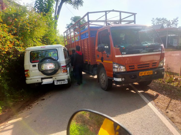 कथेड़ा में टेंपो और बोलेरो जीप की टक्कर