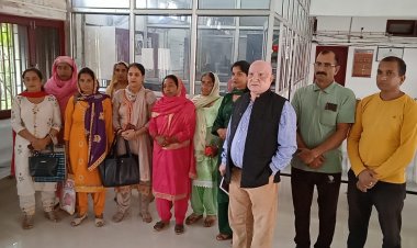 बतलाऊ गांव की महिलाओं का एक प्रतिनिधिमंडल शराब के ठेके के विरोध में उपायुक्त हमीरपुर से मिला