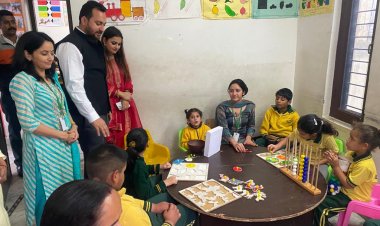 विधायक आशीष शर्मा अपनी धर्मपत्नी स्वाति शर्मा के साथ पहचान संस्था हमीरपुर में पहुंचे