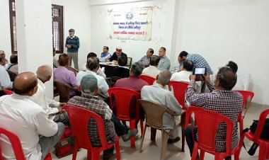 जिला सहकारी संघ भवन पक्काभरो  हमीरपुर में यशवंत सिंह राणा की अध्यक्षता में बैठक संपन्न हुई