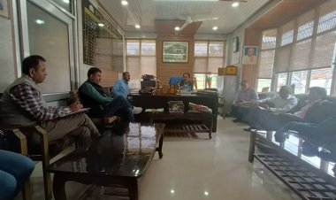 अस्पतालों में दवाइयों सहित उपकरणों को उपलब्ध करवाने की रखी डिमांड