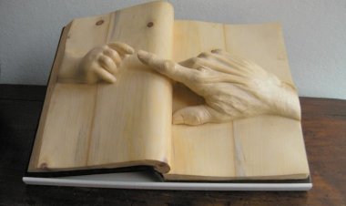 लकड़ी के टुकड़ों पर 3 डी आकृति बना रहा बरोटा का रवि