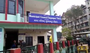 सुजानपुर नगर परिषद कार्यालय में तू-तू-मैं-मैं