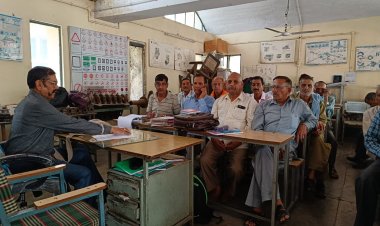 बैठक में पेंशन समयानुसार न मिलने पर निगम प्रबंधन के प्रति किया रोष व्यक्त