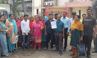 हमीरपुर के महल गांव के प्रतिनिधिमंडल ने एसपी  से लगाई न्याय की गुहार