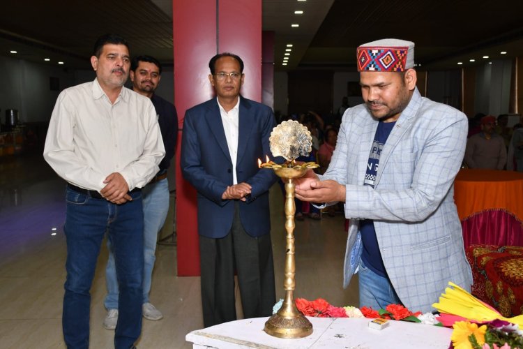 अलग-अलग क्षेत्रों से अलग-अलग विभूतियों को किया सम्मानित