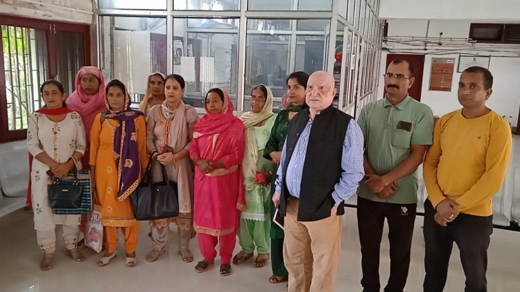 बतलाऊ गांव की महिलाओं का एक प्रतिनिधिमंडल शराब के ठेके के विरोध में उपायुक्त हमीरपुर से मिला