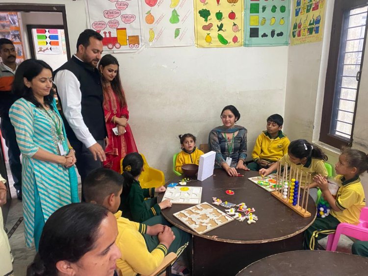 विधायक आशीष शर्मा अपनी धर्मपत्नी स्वाति शर्मा के साथ पहचान संस्था हमीरपुर में पहुंचे