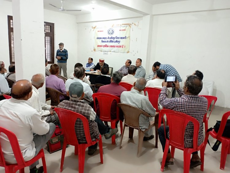जिला सहकारी संघ भवन पक्काभरो हमीरपुर में यशवंत सिंह राणा की अध्यक्षता में बैठक संपन्न हुई