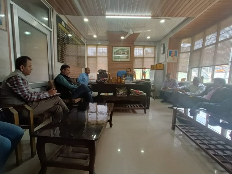अस्पतालों में दवाइयों सहित उपकरणों को उपलब्ध करवाने की रखी डिमांड