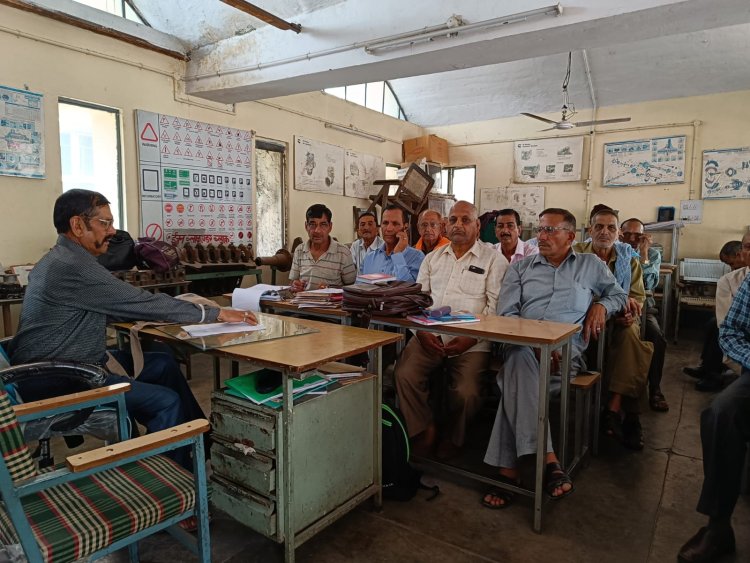 बैठक में पेंशन समयानुसार न मिलने पर निगम प्रबंधन के प्रति किया रोष व्यक्त