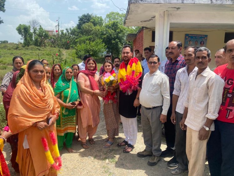 विधायकआशीष शर्मा ने ग्राम पंचायत नारा में विधायक आपके द्वार कार्यक्रम का आयोजन किया।
