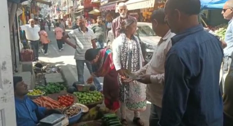 बाजारों में अतिक्रमण कर रहे 3 दुकानदार व 6 रेहड़ी-फहड़ी वालों पर नगर परिषद ने की कार्रवाई