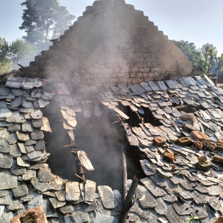 गोड़ी टिल्ला में आग की भेंट चढ़ी तीन पशुशालाएं, लाखों का नुकसान