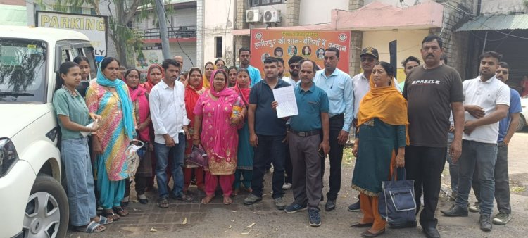 हमीरपुर के महल गांव के प्रतिनिधिमंडल ने एसपी से लगाई न्याय की गुहार