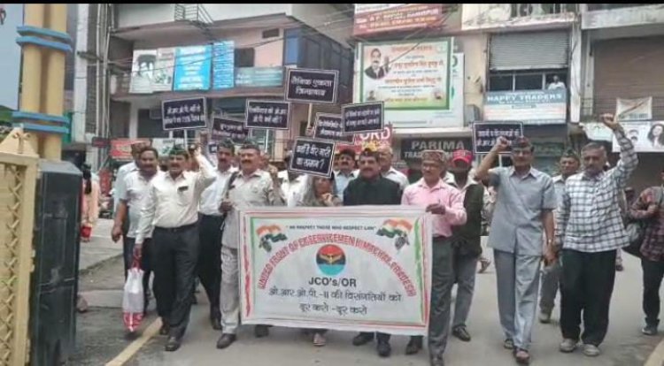 गांधी चौक पर पूर्व सैनिकों ने किया विरोध प्रदर्शन