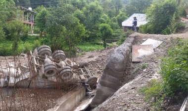 एनएच कंपनी की लापरवाही के कारण मिक्सचर सड़क से पलटा, चालक की मौके पर मौत