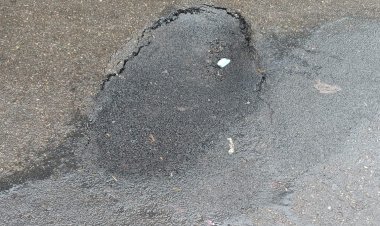 लगातार हुई भारी बारिश से हमीरपुर शहर की सडक़ों के बीच पड़े गड्ढे