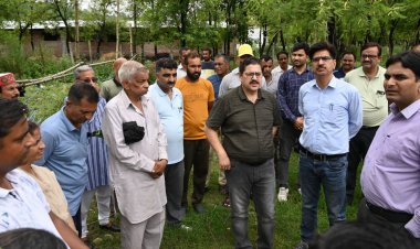 डीसी हेमराज बैरवा ने बाढ़ एवं भूस्खलन प्रभावित क्षेत्र खैरी-जंगलबैरी में लिया मरम्मत कार्यों का जायजा