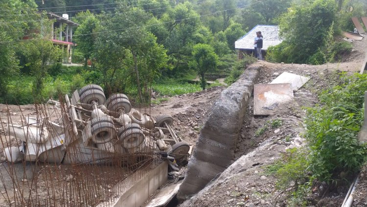 एनएच कंपनी की लापरवाही के कारण मिक्सचर सड़क से पलटा, चालक की मौके पर मौत