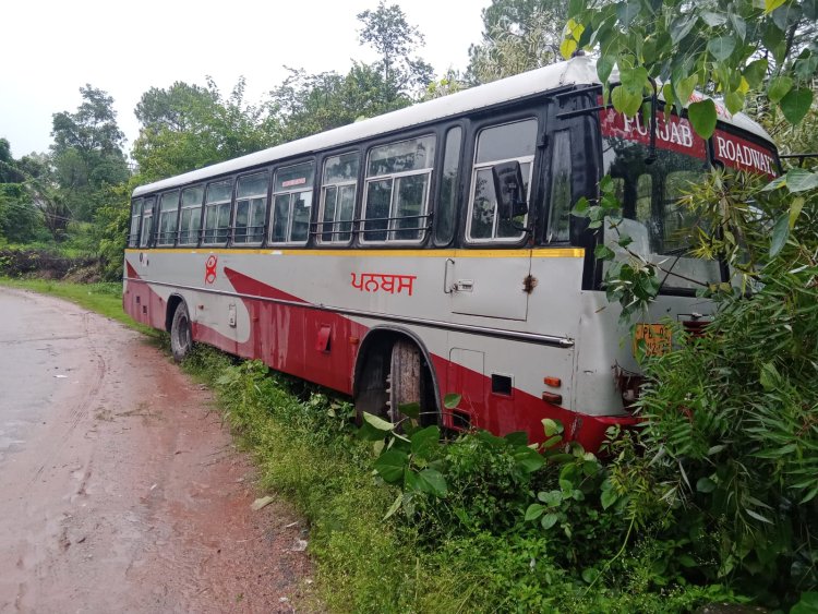बस के हुए ब्रेक फेल, पुलिया से टकराई