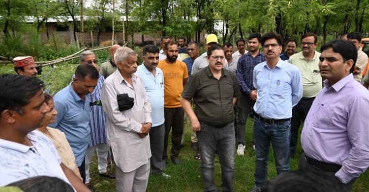 डीसी हेमराज बैरवा ने बाढ़ एवं भूस्खलन प्रभावित क्षेत्र खैरी-जंगलबैरी में लिया मरम्मत कार्यों का जायजा