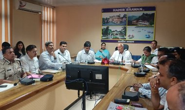 हमीरपुर जिला में आपदा प्रभावित राहत एवं पुनर्वास कार्यों की समीक्षा : चंद्र कुमार