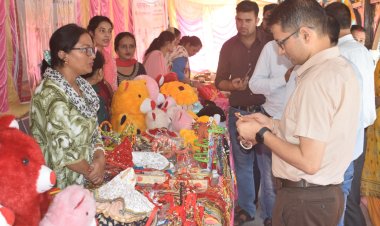 महिला स्वयं सहायता समूहों ने बचत भवन में सजाया राखी बाजार