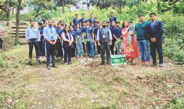 आकाश ने प्रतियोगी परीक्षाओं की सेलिब्रेशन में किया पौधारोपण