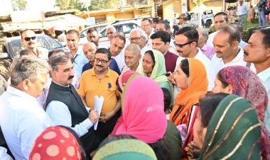 मुख्यमंत्री ने हमीरपुर के भोरंज में भारी बारिश प्रभावित गांवों का दौरा किया