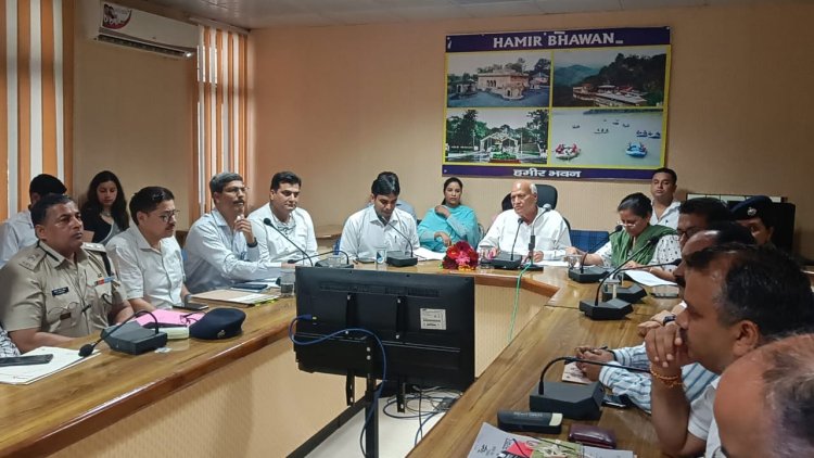 हमीरपुर जिला में आपदा प्रभावित राहत एवं पुनर्वास कार्यों की समीक्षा : चंद्र कुमार