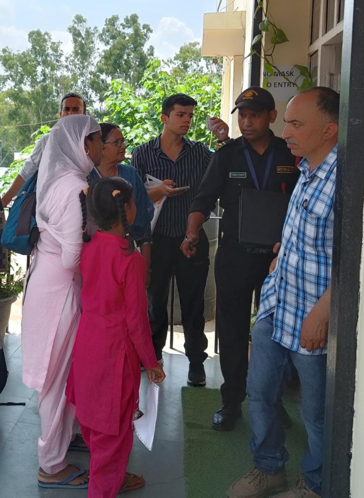 मैरिट के आधार पर एमबीबीएस में एडमिशन लेने पहुंचे छात्र-छात्राएं