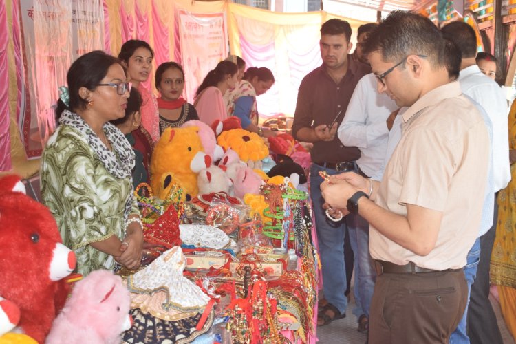 महिला स्वयं सहायता समूहों ने बचत भवन में सजाया राखी बाजार