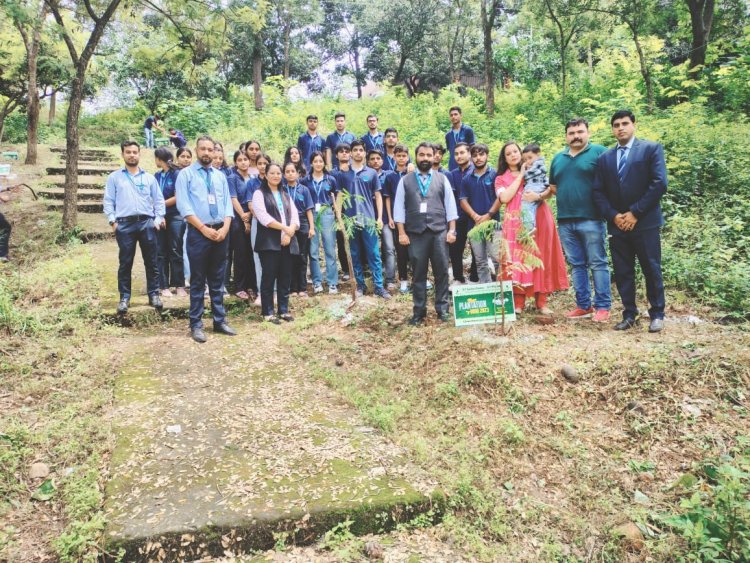 आकाश ने प्रतियोगी परीक्षाओं की सेलिब्रेशन में किया पौधारोपण