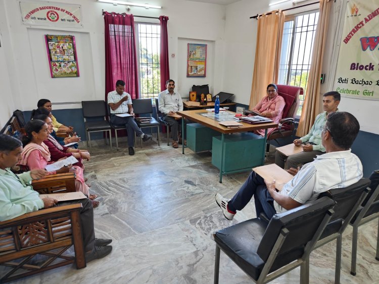 टौणी देवी में मुख्यमंत्री सुख आश्रय योजना के क्रियान्वयन पर की चर्चा